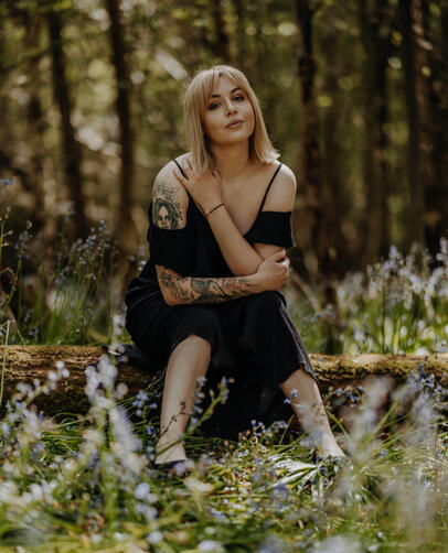 modelka pozuje w lasanku