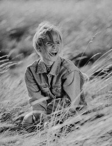 radosna modelka pośród łąk