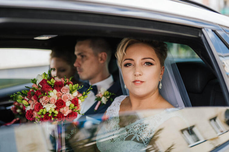 państwo młodzi w aucie ślubnym