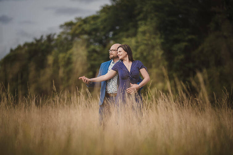 sesja plenerowa pośród łąk