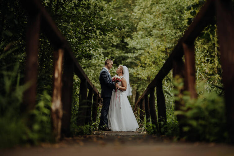 młoda para na pomoście w turtulu