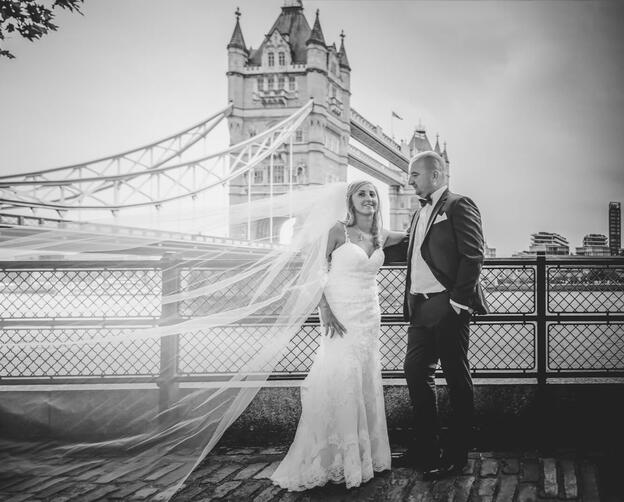 para młoda na tle tower bridge w londynie