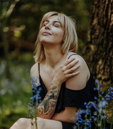 modelka z zamkniętymi oczami pozuje do zdjęcia