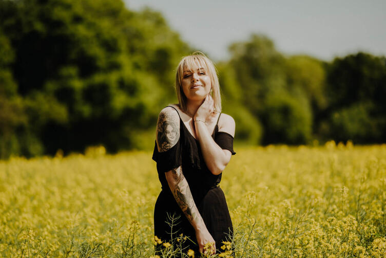 modelka pozuje w polu rzepaku