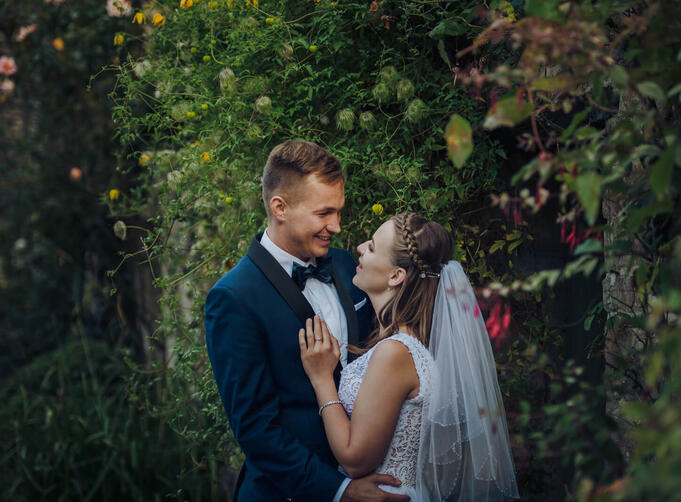 para młoda pozuje na tle zieleni