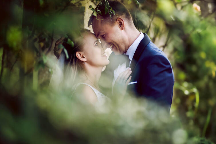 państwo młodzi podczas sesji plenerowej